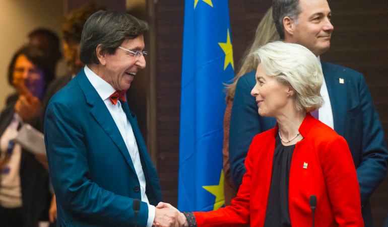 Elio Di Rupo saluant la Présidente de la Commission à l’occasion de l’ouverture de la présidence belge de l’UE