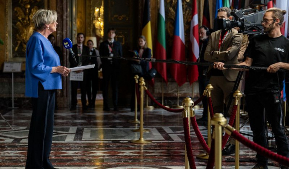 Photo de la Ministre face à la Presse