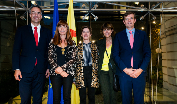 Photo de famille en compagnie de la Ministre Valérie de Bue et Pascale Delcominette Administratrice générale