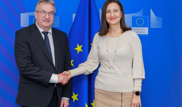 Poignée de mains chaleureuse entre le M-P et la Commissaire européenne